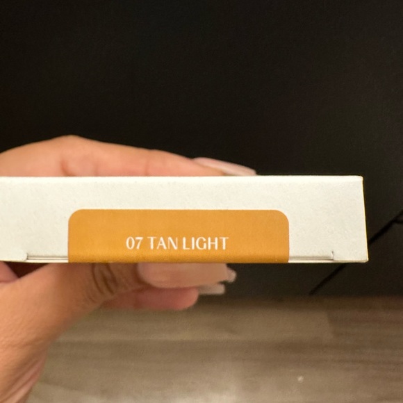 🤍 HUDA BEAUTY GLOWISH LUMINOUS PRESSED POWDER SMOOTH BREATHABLE RADIANT SILKY - Picture 4 of 5